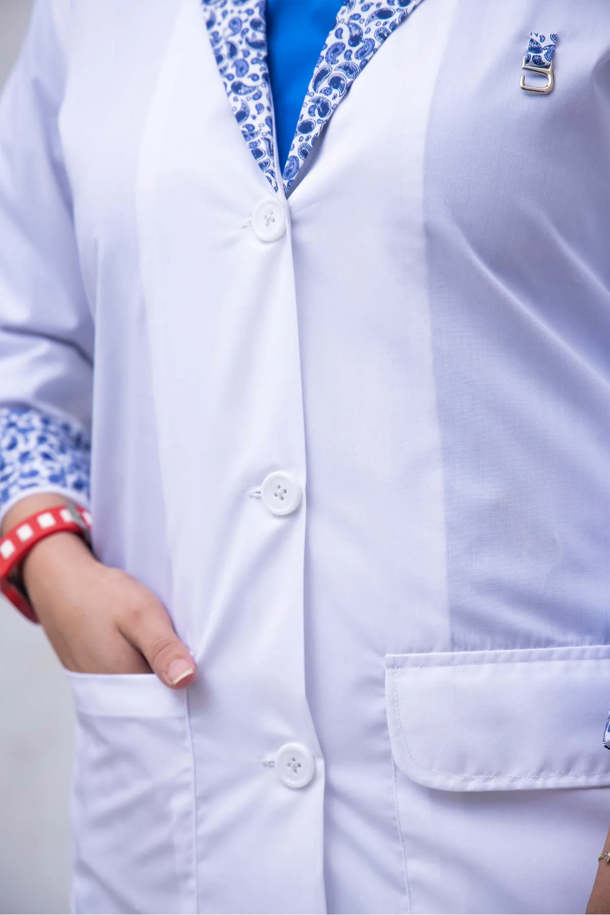 Blue Paisley- Siuting whitecoat - Image 3
