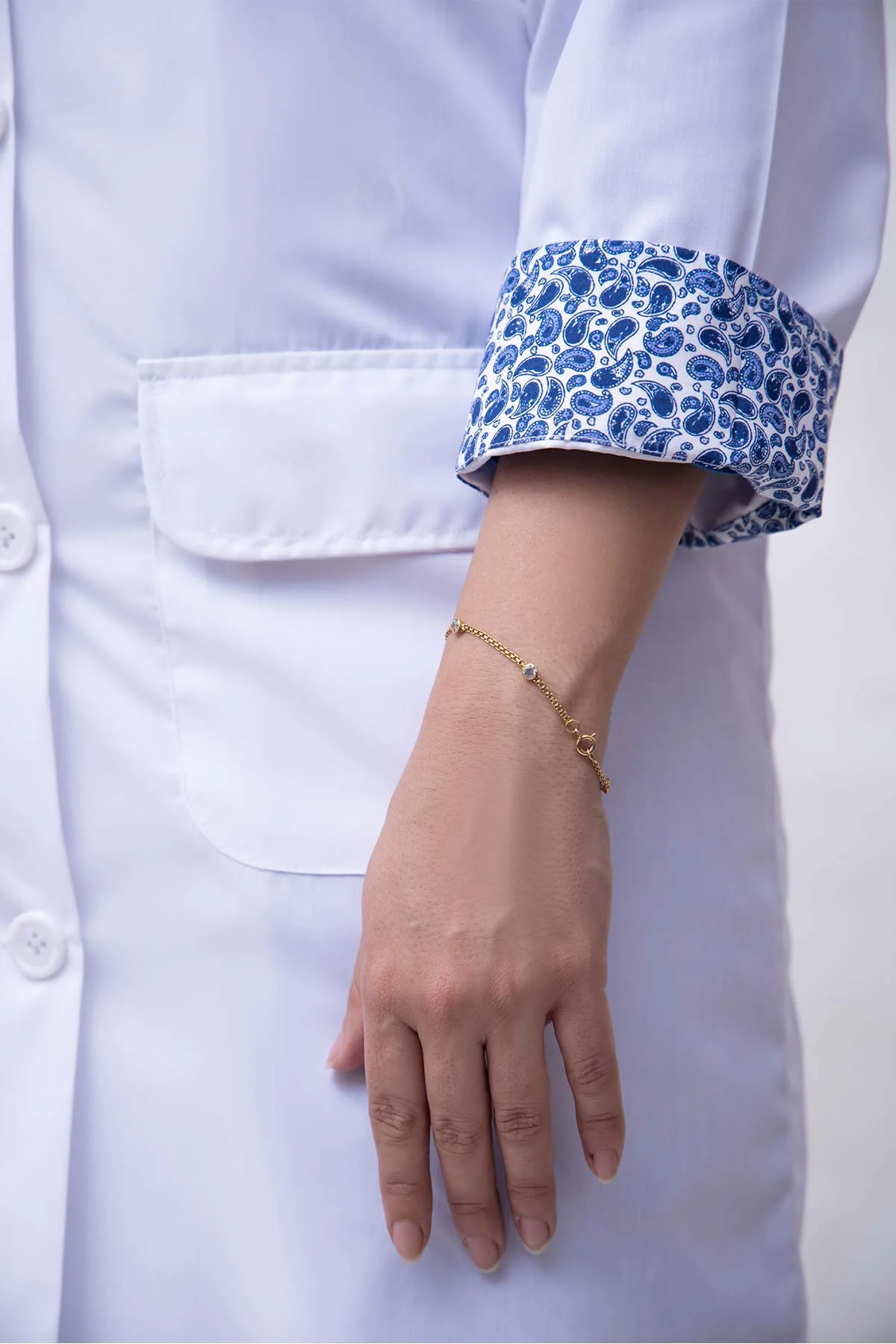 Blue Paisley- Siuting whitecoat - Image 4